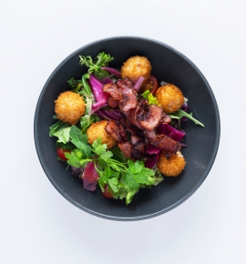 Salotos su vištienos kroketais ir gruzdinta šonine